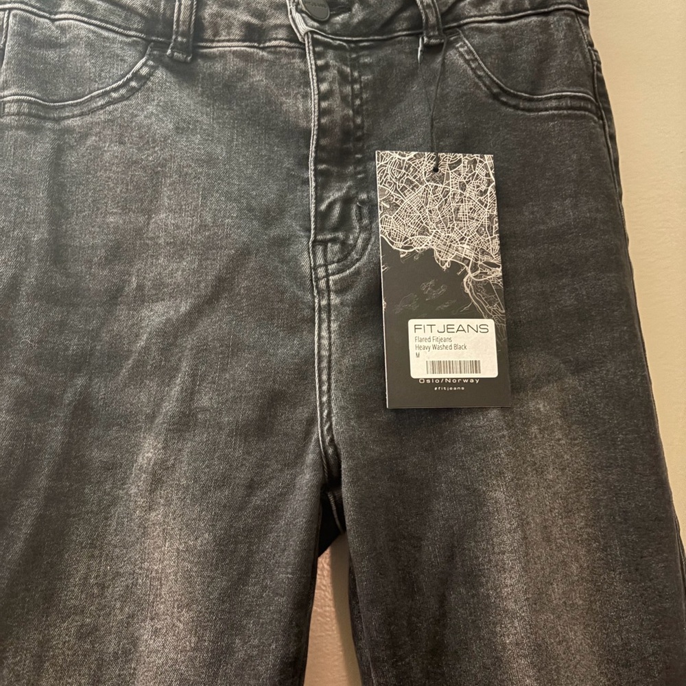 FITJEANS Black washed with flare leg